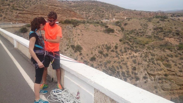 Preparando el salto de puenting.jpg